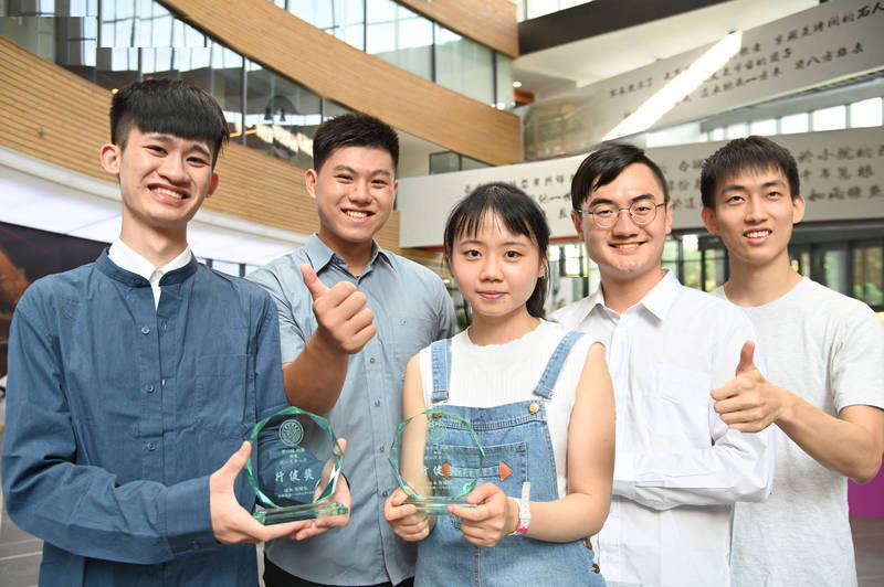 清華大學行健獎得主：蕭亦程（左起）、郭柏辰、李欣恬、李昕紘、劉育瑋。（清大提供）