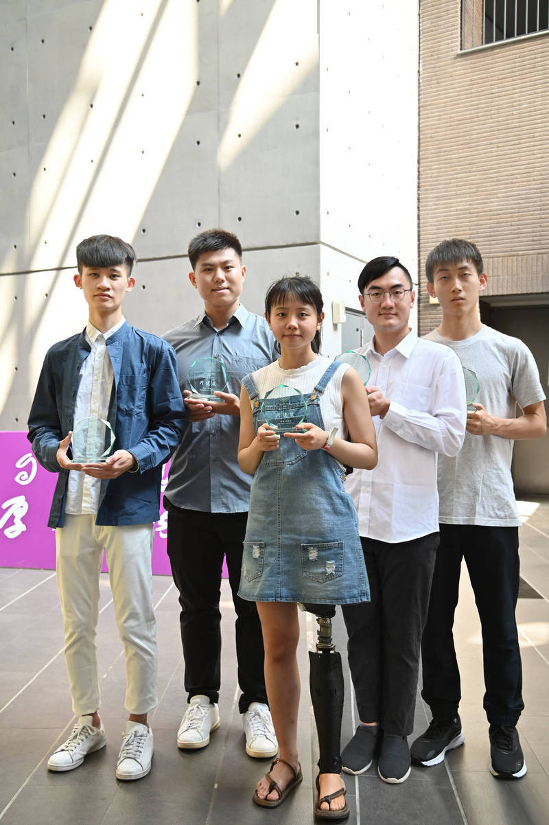 清華大學今年獲行健獎的學生：蕭亦程（左起）、郭柏辰、李欣恬、李昕紘、劉育瑋，在各領域都有專長且克服逆境又允文允武。（清大提供）